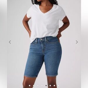 Levi Strauss & Co medium wash mid rise Bermuda shorts 28